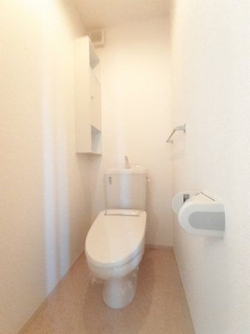 トイレ　落ち着いた色調のトイレです