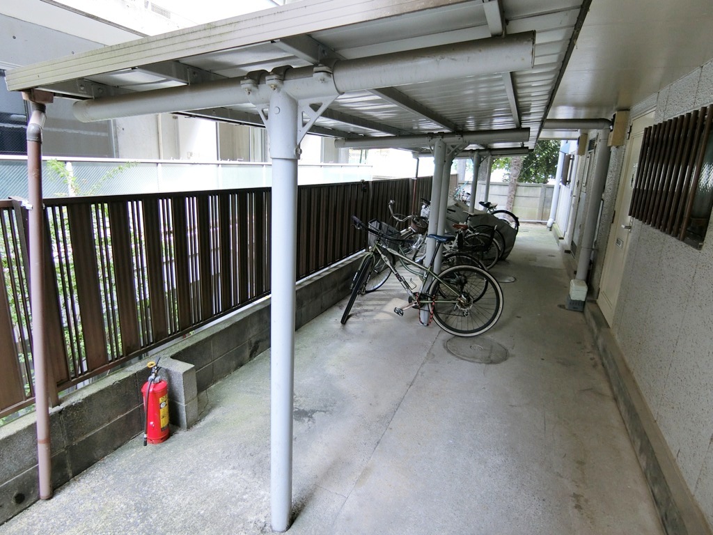 エントランス　屋根付きの駐輪場♪