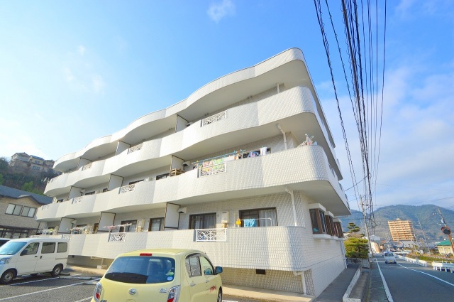 建物外観　内装写真はリフォーム前の写真です