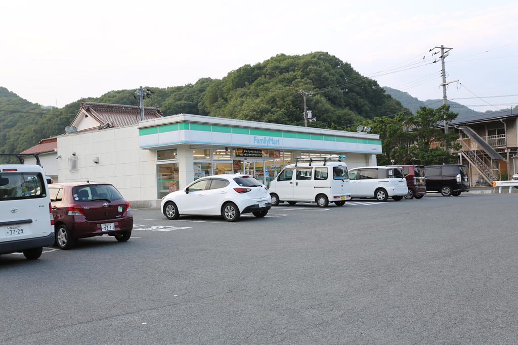 コンビニ　ファミリーマート三原中之町店（コンビニ）まで819m