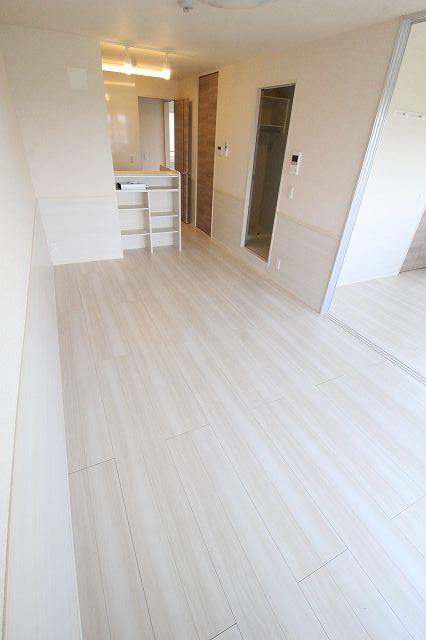 居室・リビング　反転タイプの別の部屋の写真です