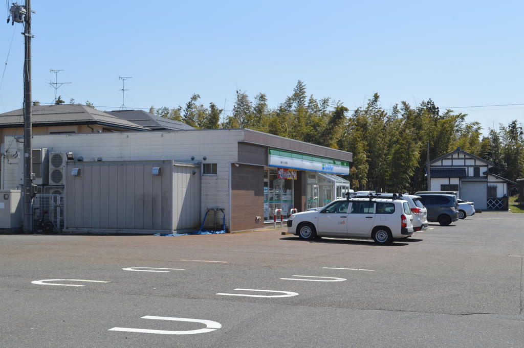 コンビニ　ファミリーマート横越うぐいす団地店（コンビニ）まで203m