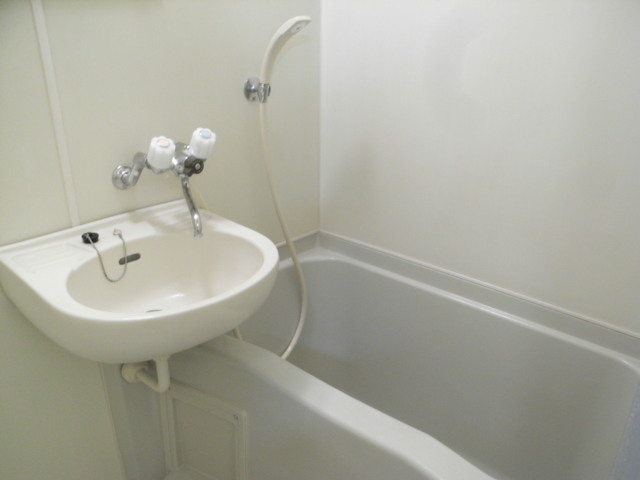 バス・シャワールーム　ユニットバス・洗面ボールがあります