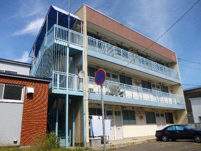 【函館市湯川町のアパートの建物外観】