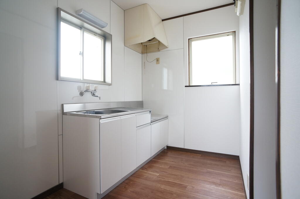 キッチン　窓があって明るいキッチンです。