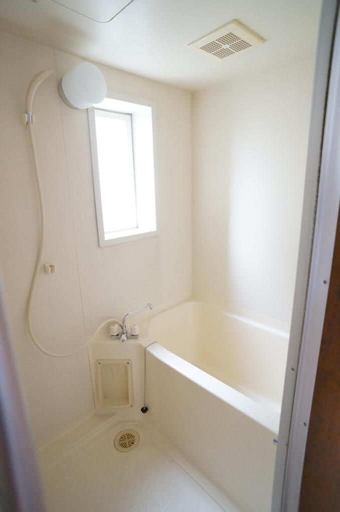 バス・シャワールーム　窓のある浴室です。