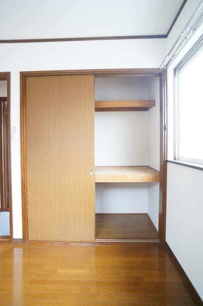 収納　２階６畳の洋室の押し入れです。