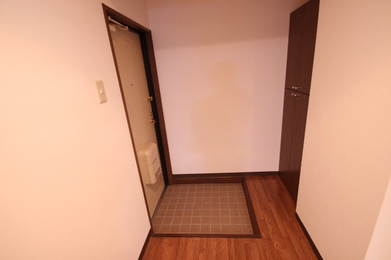 玄関　※別号室の写真です