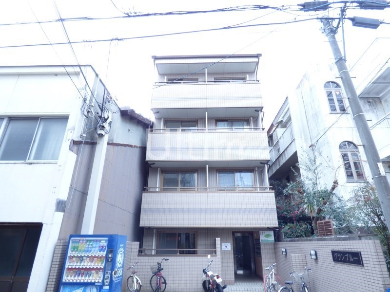 京都市上京区笹屋４丁目のマンションの建物外観