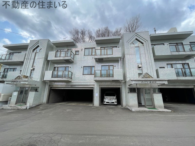 札幌市南区真駒内柏丘のマンションの建物外観