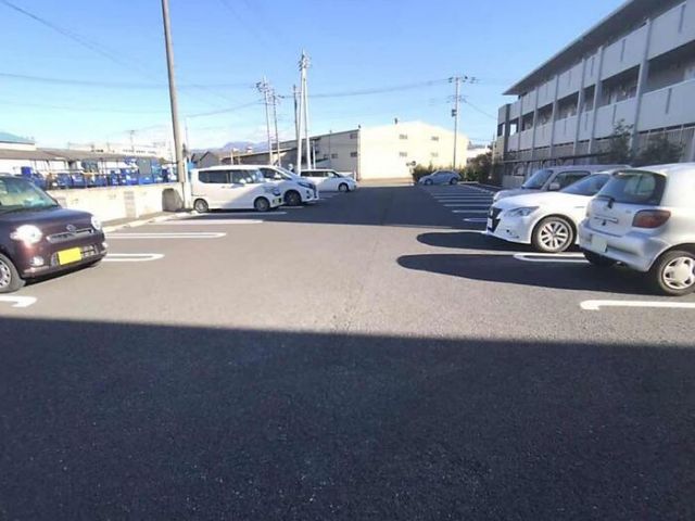 【前橋市天川大島町のアパートの駐車場】