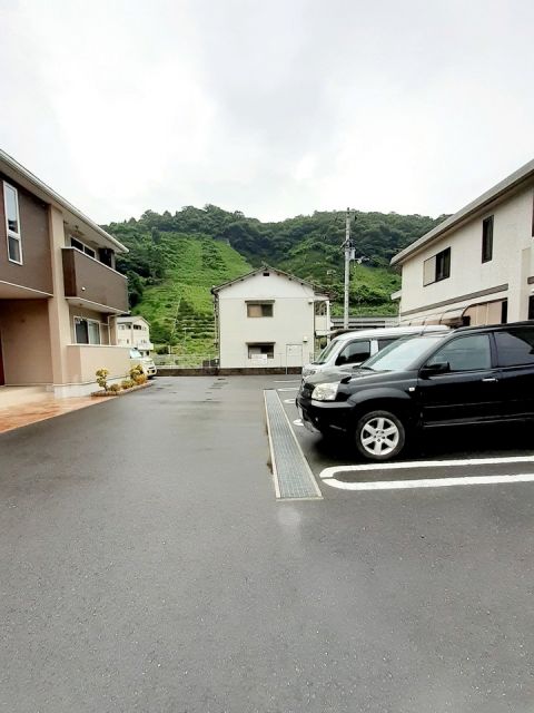 【宇和島市吉田町沖村のアパートの駐車場】