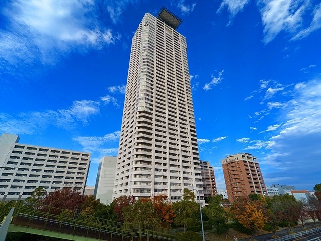 【名古屋市熱田区六野のマンションの建物外観】