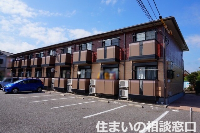 【西尾市寄住町のアパートの建物外観】