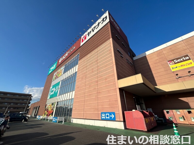 【西尾市寄住町のアパートのショッピングセンター】