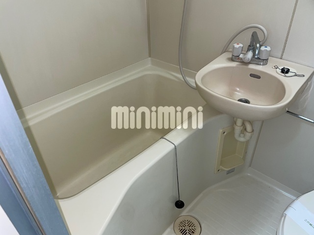 バス・シャワールーム　清潔感のあるユニットバス