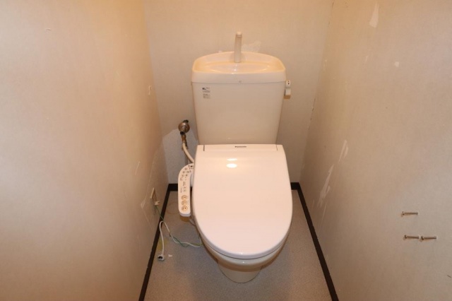 トイレ　建物内の別のお部屋です