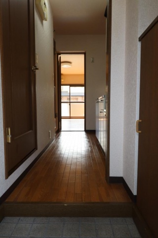 玄関　建物内の別のお部屋です