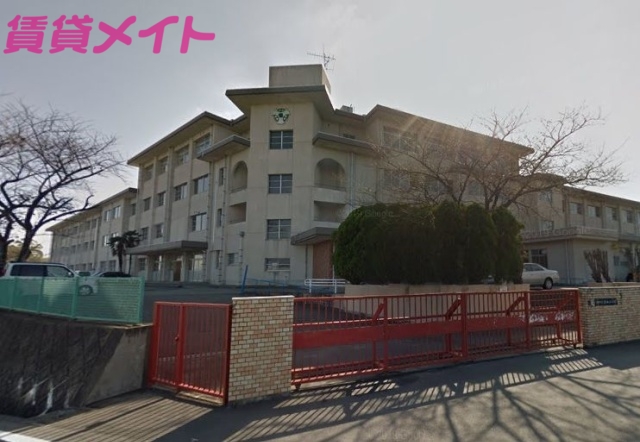 【松阪市下村町のマンションの小学校】