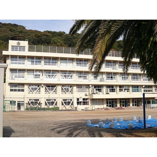 小学校　高知市立五台山小学校（小学校）まで766m