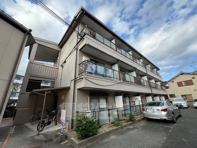 枚方市養父元町のマンションの建物外観