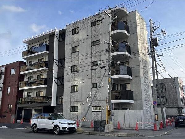 【札幌市中央区北八条西のマンションの建物外観】