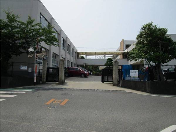 【ビレッジハウス槌ヶ原2号棟の小学校】