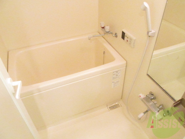 バス・シャワールーム　真っ白で清潔感のあるお風呂です。くつろげますよ～