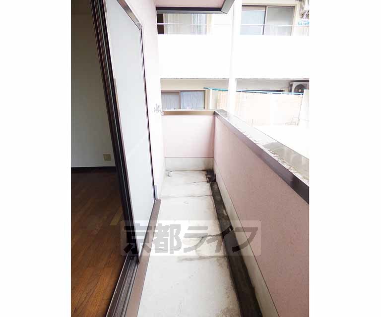 バルコニー　屋根付きで洗濯物も安心です。