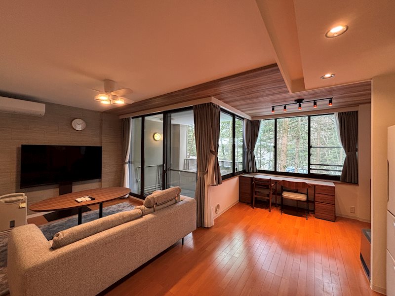 居室・リビング　全体的に洗練さた印象のリビングダイニング。