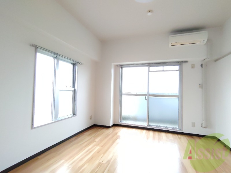 居室・リビング　リビングはこんな感じ。木目調のフローリングが良いですね。