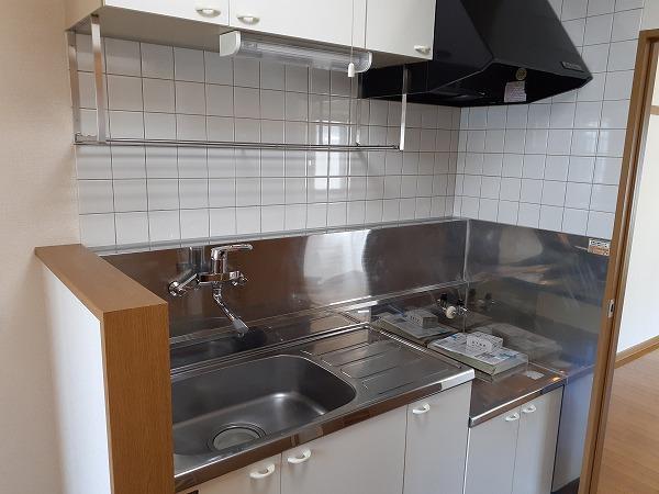 キッチン　タイル張りで掃除しやすいキッチン