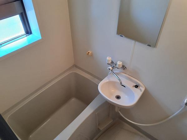 バス・シャワールーム　窓有の浴室