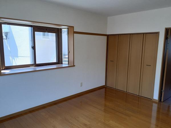 居室・リビング　二面採光の明るい室内