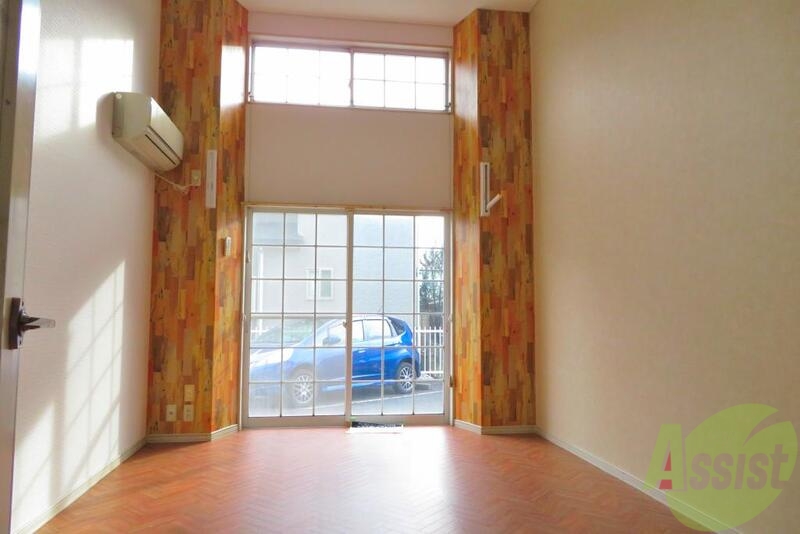 居室・リビング　２面の窓で、お部屋が明るくて気持ちいいですね。