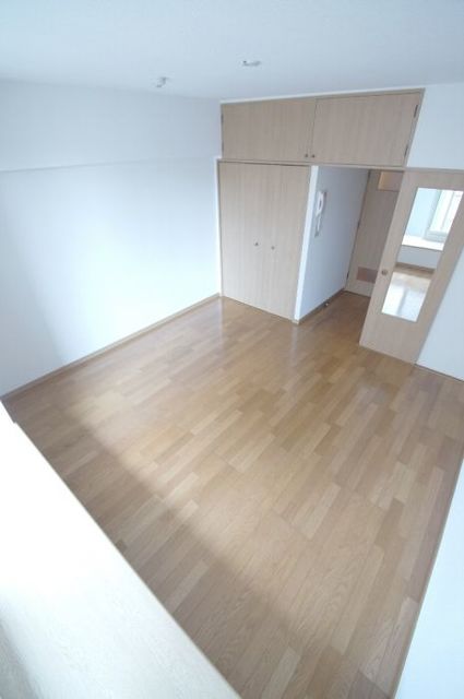 その他部屋・スペース　洋室（バルコニー側から）