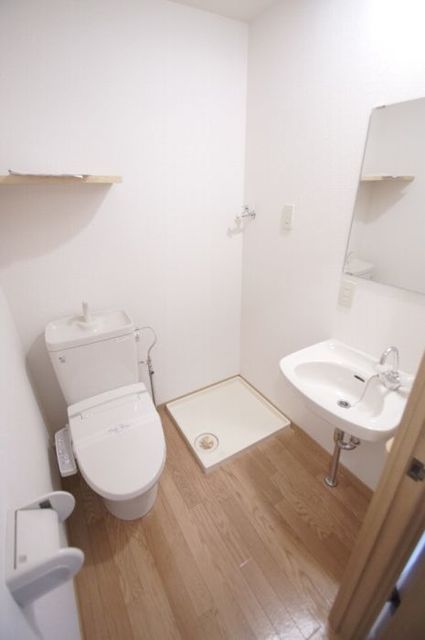 トイレ　温水洗浄便座、室内洗濯機パン、洗面台