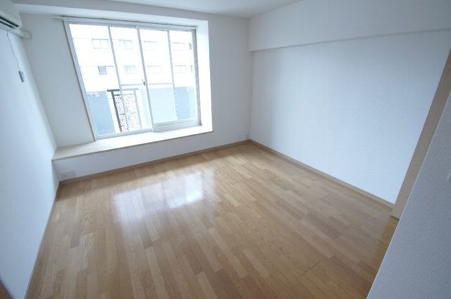 居室・リビング　洋室（入口側から）