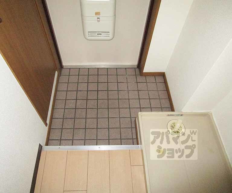 玄関　１０６号室の写真です。