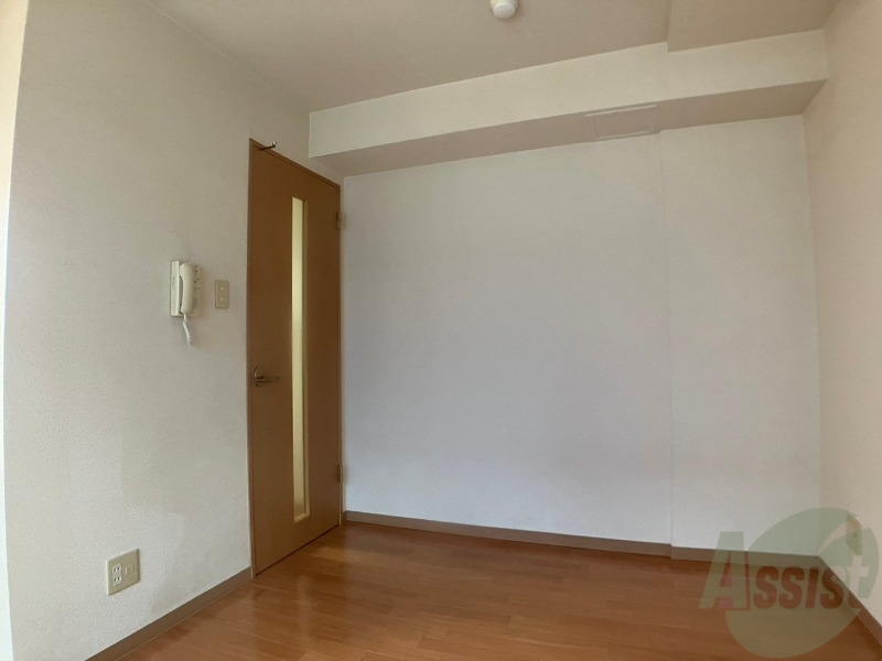 居室・リビング　木目のフローリングは落ち着きのある印象のお部屋になりますね。