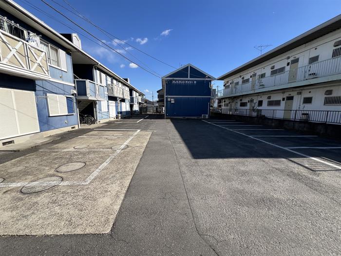 その他　広々とした駐車場で車も止めやすいです。