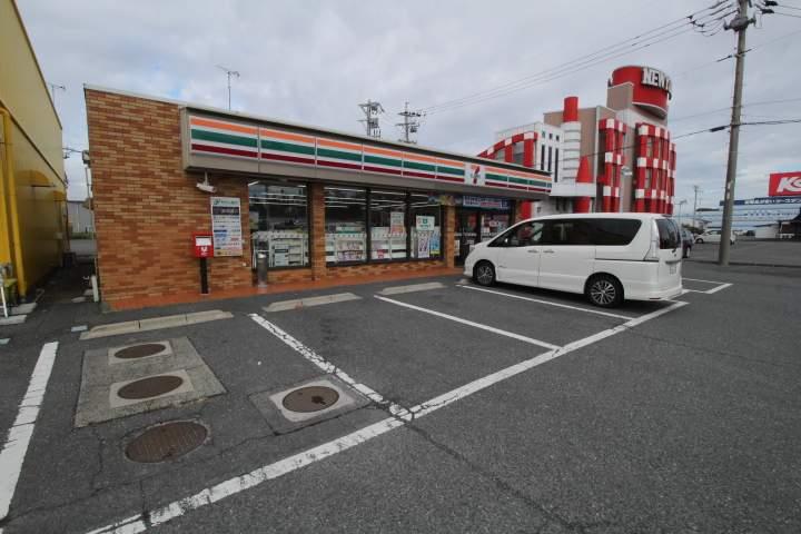 コンビニ　セブンイレブン（コンビニ）まで236m