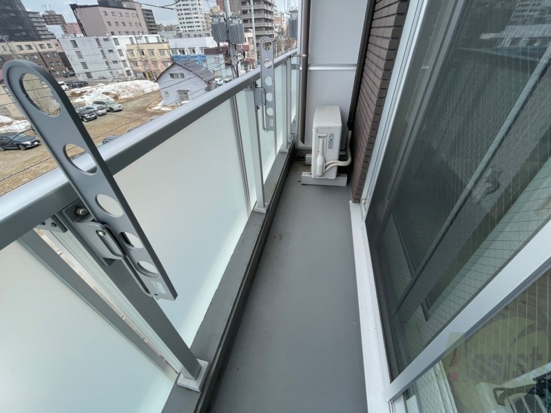 バルコニー　バルコニーは幅があり、広い印象を受けました。