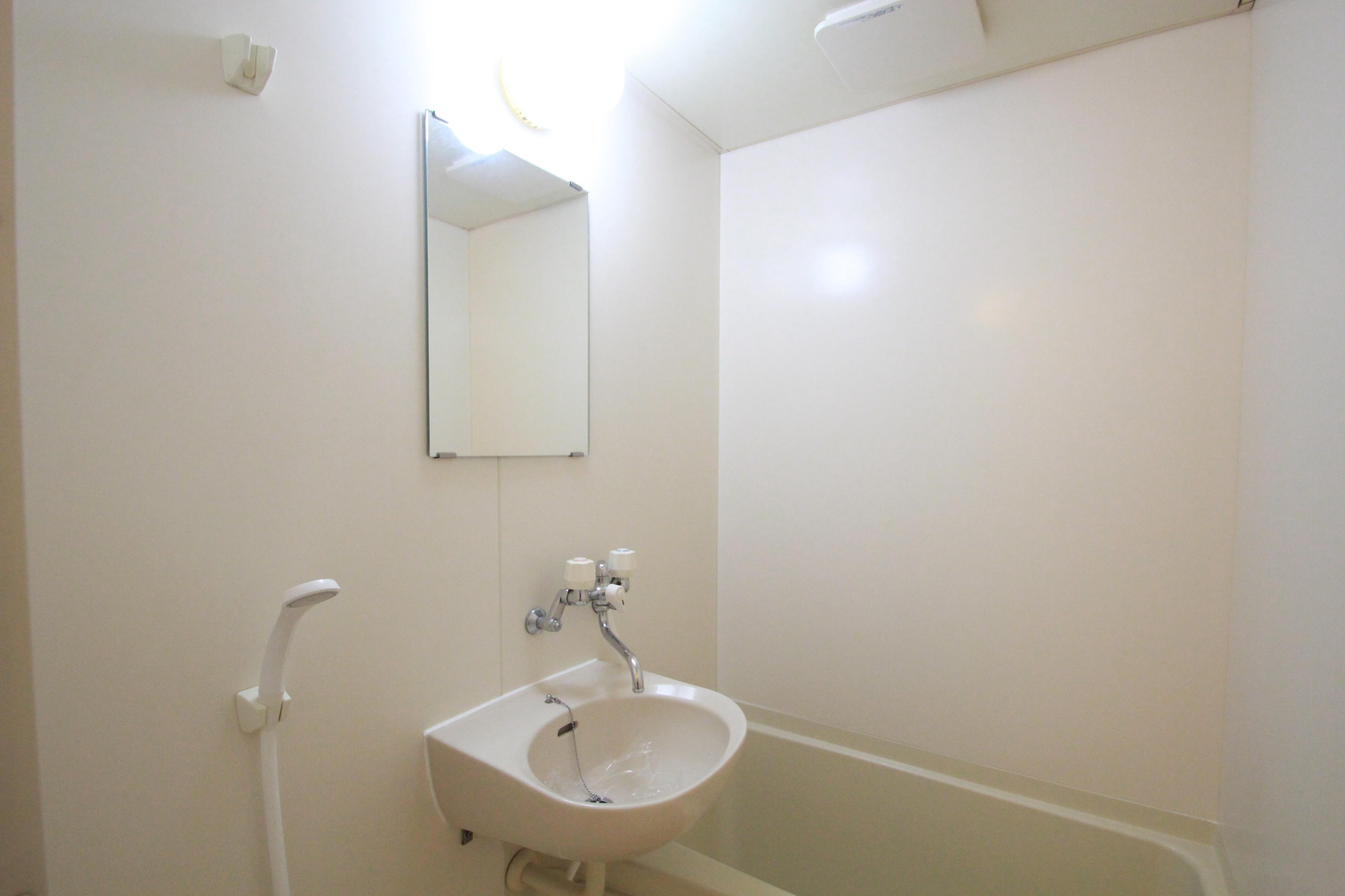 洗面設備　洗面台ついています。