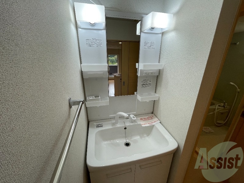 洗面設備　独立洗面台です。朝の身支度が楽しくなりそうですね。