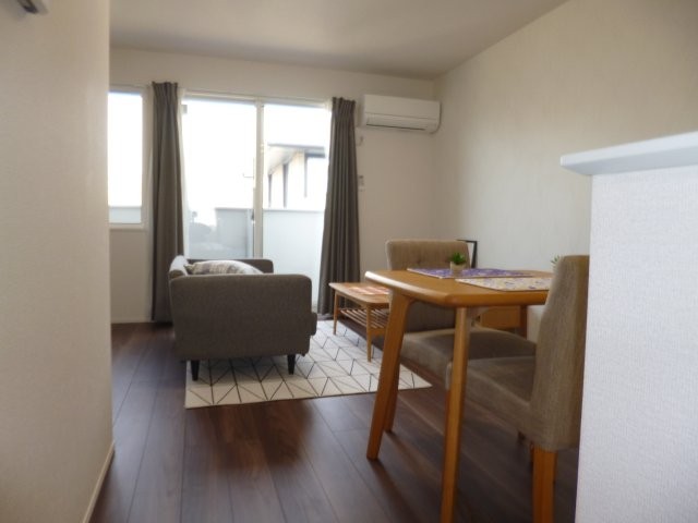 居室・リビング　家具はつきません