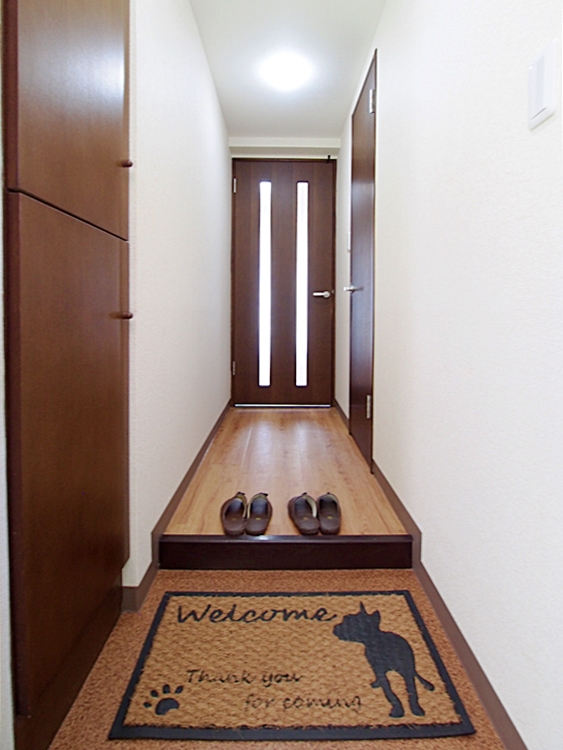 セキュリティ　急な訪問時に居室が丸見えにならないスリットガラス扉付き