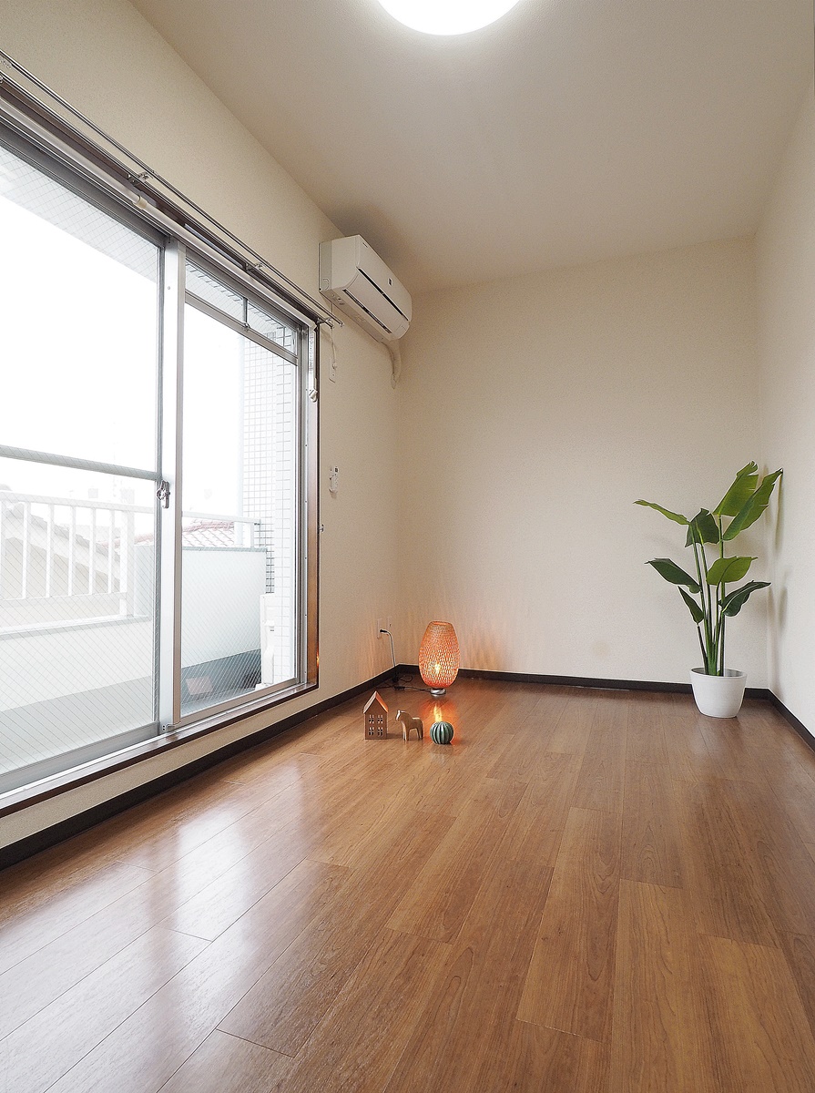 その他部屋・スペース　明るい光の入る広々としたリビング