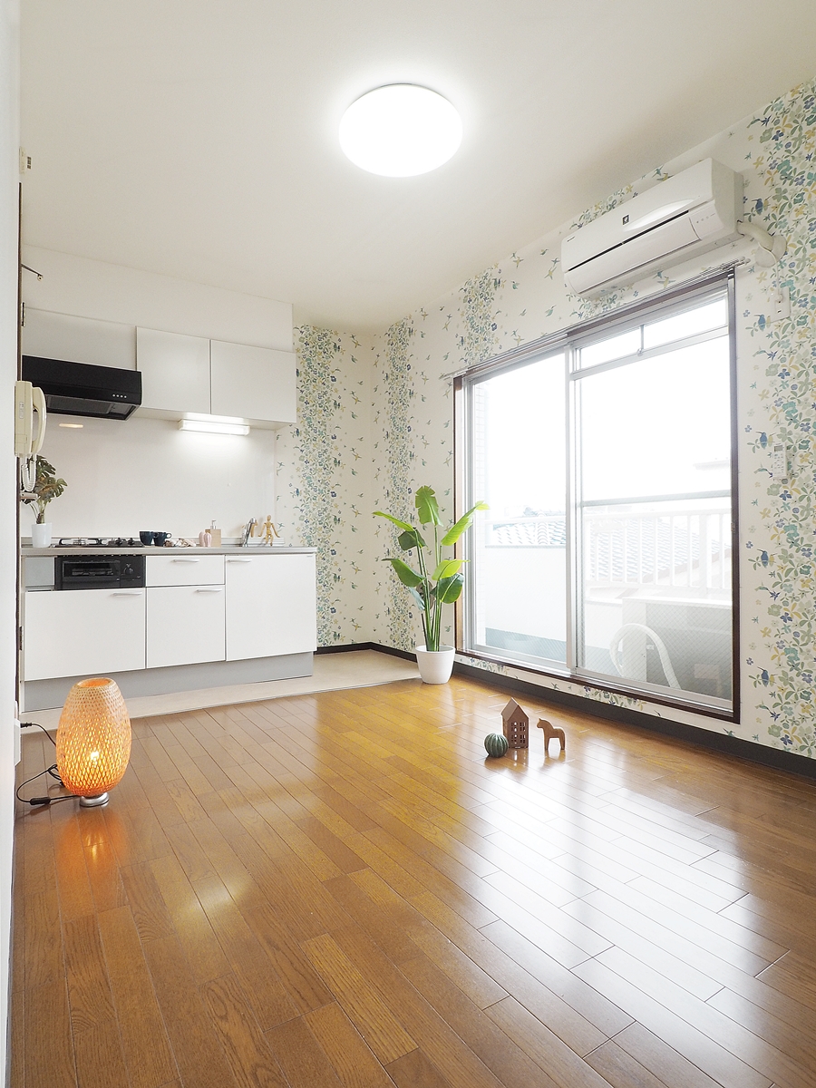 居室・リビング　窓の向こうから差し込む光を浴びながらご飯を囲めるリビング