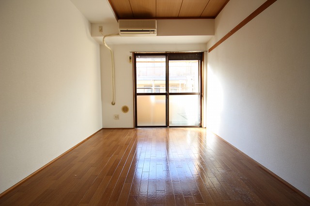 居室・リビング　同物件、別号室のものです。